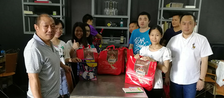 迎國慶祝中秋，燦源裝飾給員工一點心意