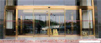 孕婦伸腳絆倒4歲男童,罪魁禍首是門簾 淺談南寧餐飲會所裝修 門的選擇