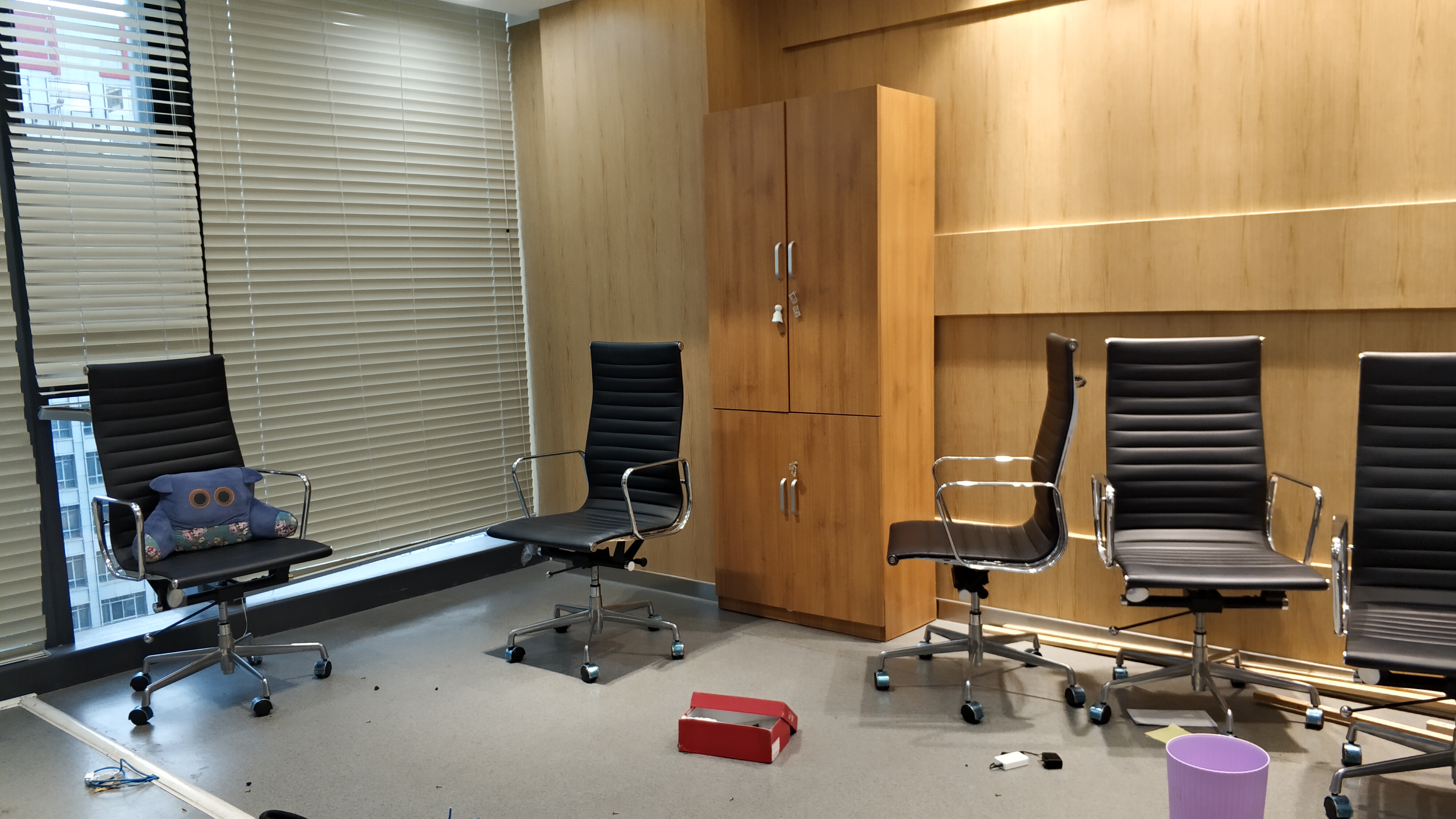 拆除前的新東方辦公室裝修現(xiàn)場(chǎng)