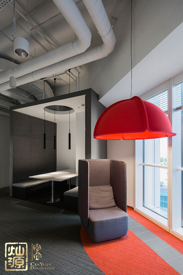 辦公室運(yùn)勢中寫字臺(tái)擺放