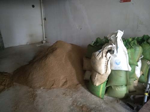 沙子已進(jìn)場，水泥和輕質(zhì)磚等下進(jìn)場