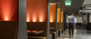 國外廣告公司裝修效果    展示工業(yè)風與媒體元素的天生兼容