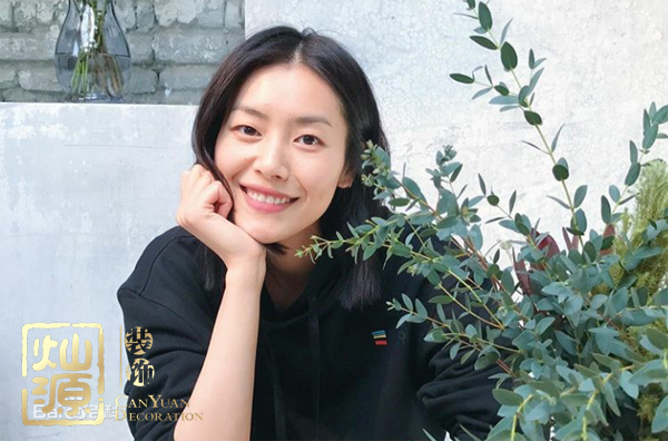 劉雯終止蔻馳合作回應(yīng)蔻馳辱華 【多圖】開(kāi)扒蔻馳辱華事件及模特劉雯生平