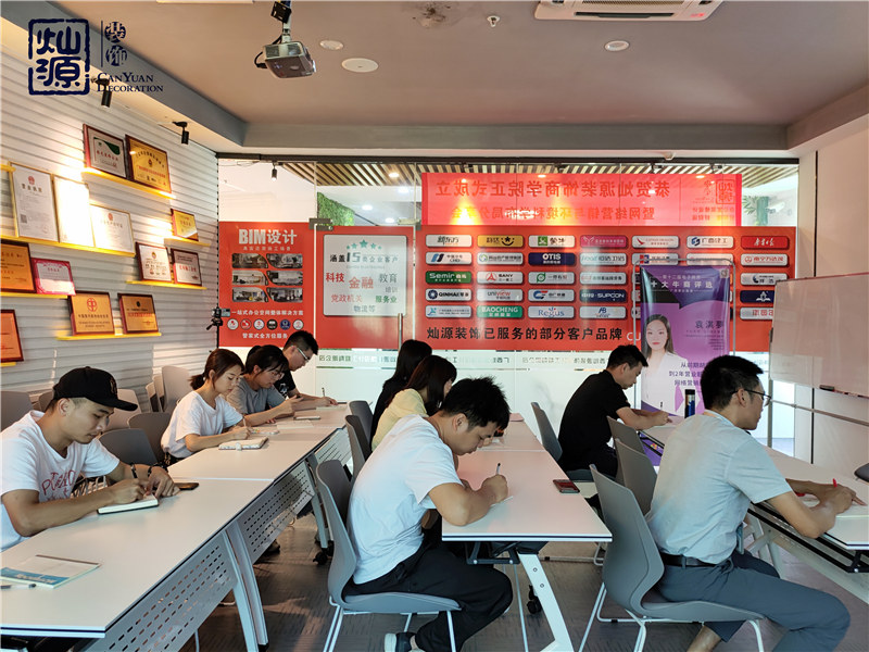 能力與溫情的雙重提升 ——燦源裝飾職場(chǎng)溝通技能培訓(xùn)會(huì)暨員工生日會(huì)圓滿(mǎn)結(jié)束